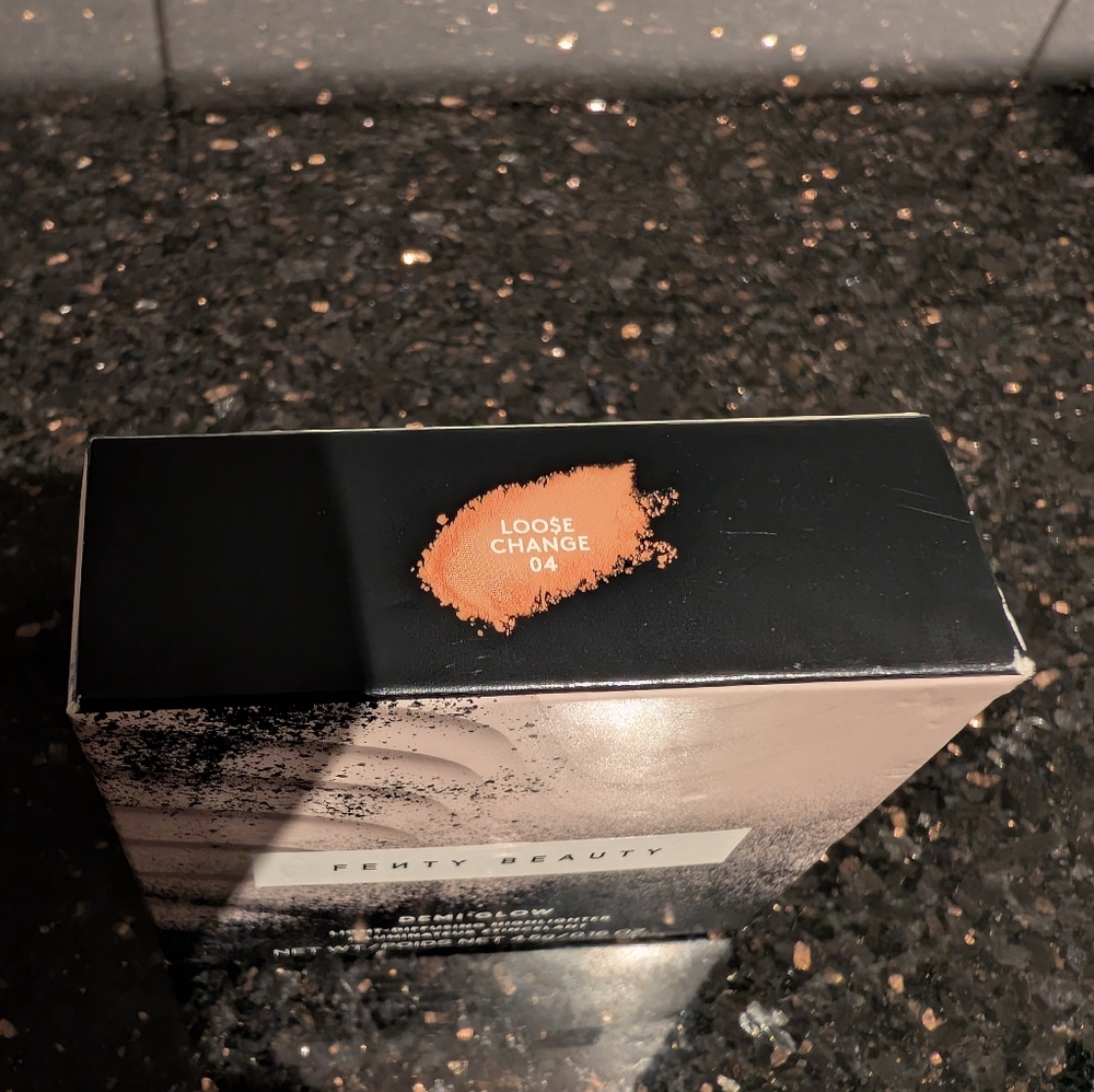 Fenty Beauty Light-Diffusing Highlighter - Picture 4 of 8